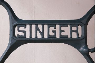 レトロ家具　アンティーク　ネイビーペイントレッグ　レトロなシンガー社製ミシンテーブル(シンガーミシン、ミシン台)(2)