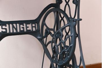 レトロ家具　アンティーク　ネイビーペイントレッグ　レトロなシンガー社製ミシンテーブル(シンガーミシン、ミシン台)(2)