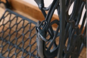 レトロ家具　アンティーク　ネイビーペイントレッグ　レトロなシンガー社製ミシンテーブル(シンガーミシン、ミシン台)(2)