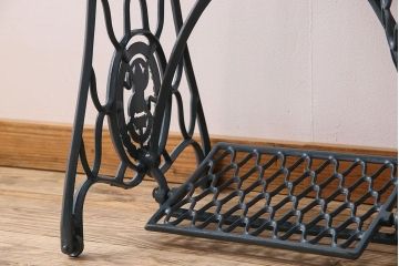 レトロ家具　アンティーク　ネイビーペイントレッグ　レトロなシンガー社製ミシンテーブル(シンガーミシン、ミシン台)(2)
