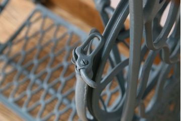 レトロ家具　アンティーク　ライトブルーペイントレッグ　レトロなシンガー社製ミシンテーブル(シンガーミシン、ミシン台)