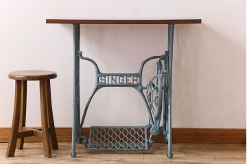 レトロ家具　アンティーク　ライトブルーペイントレッグ　レトロなシンガー社製ミシンテーブル(シンガーミシン、ミシン台)