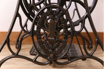アンティーク家具　シンガー社製鉄脚のアンティークミシンテーブル(シンガーミシン、ミシン台)