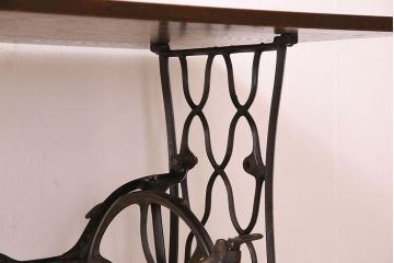 アンティーク家具　シンガー社製鉄脚のアンティークミシンテーブル(シンガーミシン、ミシン台)