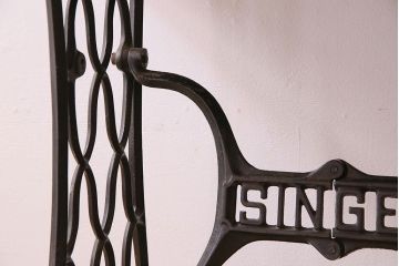 アンティーク家具　シンガー社製鉄脚のアンティークミシンテーブル(シンガーミシン、ミシン台)