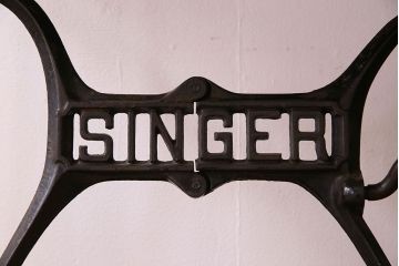アンティーク家具　シンガー社製鉄脚のアンティークミシンテーブル(シンガーミシン、ミシン台)