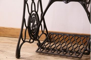アンティーク家具　シンガー社製鉄脚のアンティークミシンテーブル(シンガーミシン、ミシン台)