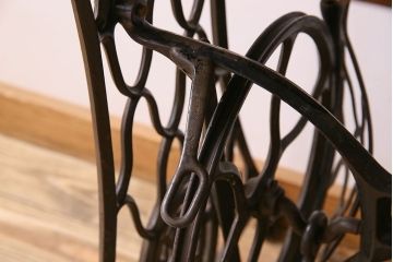 アンティーク家具　シンガー社製鉄脚のアンティークミシンテーブル(シンガーミシン、ミシン台)