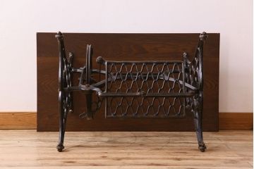 アンティーク家具　シンガー社製鉄脚のアンティークミシンテーブル(シンガーミシン、ミシン台)
