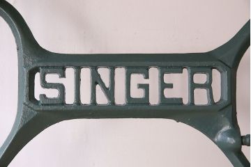 レトロ家具　アンティーク　グリーンペイントレッグ　レトロなシンガー社製ミシンテーブル(シンガーミシン、ミシン台)
