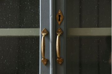 アンティーク家具　ペイント　アンティーク　脚付き!古い収納棚(キャビネット)