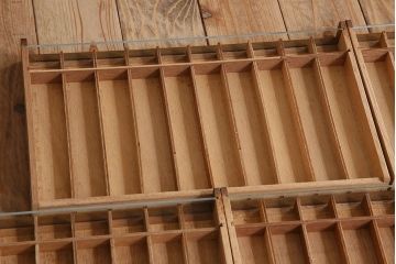 レトロ家具　昭和レトロ　古い木製のアンティーク糸ケース(引き出し)