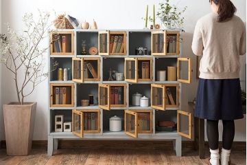 レトロ家具　気泡ガラス入り! レトロなデザインのペイントマス目棚