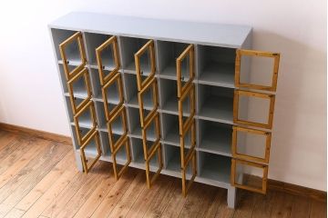 レトロ家具　気泡ガラス入り! レトロなデザインのペイントマス目棚