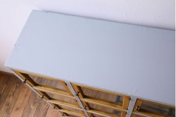 レトロ家具　気泡ガラス入り! レトロなデザインのペイントマス目棚