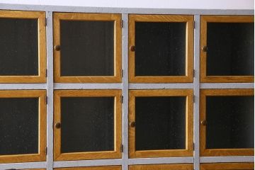 レトロ家具　気泡ガラス入り! レトロなデザインのペイントマス目棚