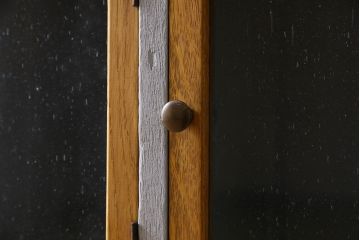 レトロ家具　気泡ガラス入り! レトロなデザインのペイントマス目棚