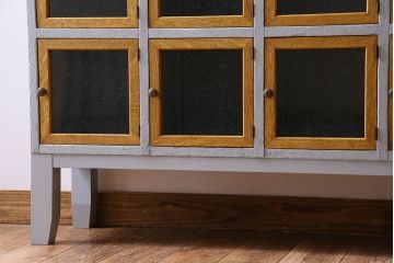 レトロ家具　気泡ガラス入り! レトロなデザインのペイントマス目棚