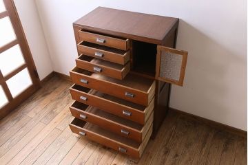 レトロ家具　ダイヤガラス入り! レトロな雰囲気漂う和製アンティークのチェスト