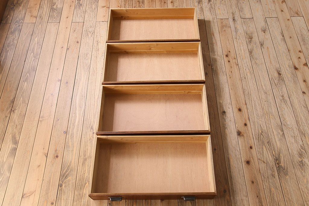 レトロ家具　ダイヤガラス入り! レトロな雰囲気漂う和製アンティークのチェスト