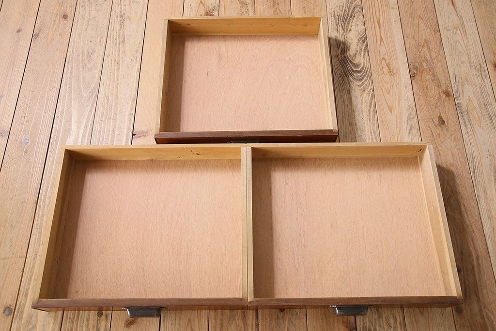 レトロ家具　ダイヤガラス入り! レトロな雰囲気漂う和製アンティークのチェスト