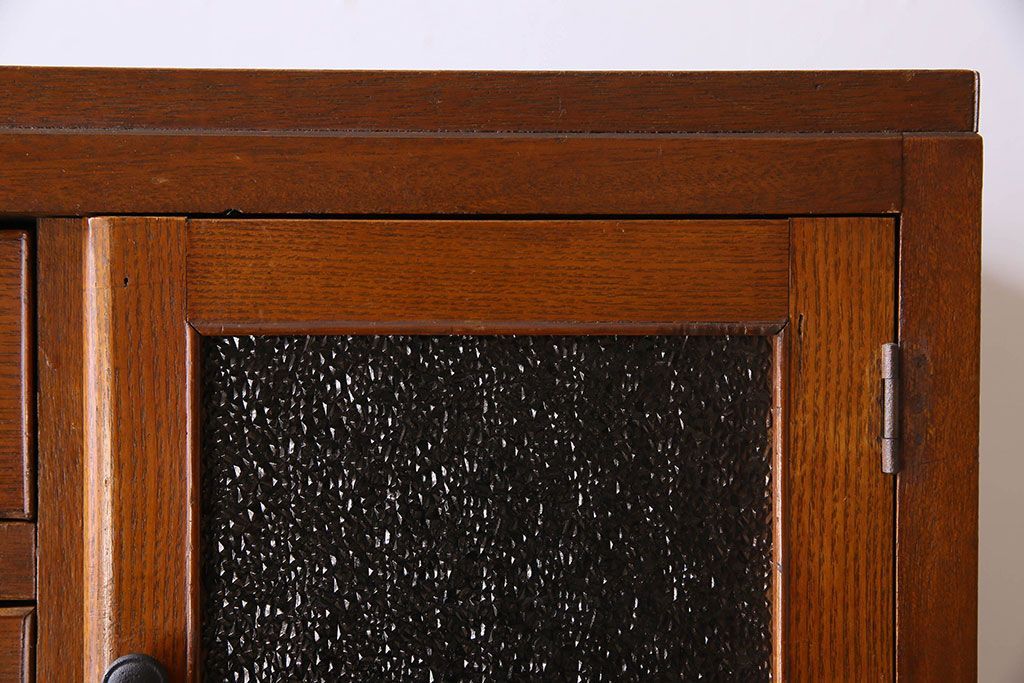 レトロ家具　ダイヤガラス入り! レトロな雰囲気漂う和製アンティークのチェスト