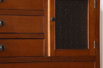 レトロ家具　ダイヤガラス入り! レトロな雰囲気漂う和製アンティークのチェスト