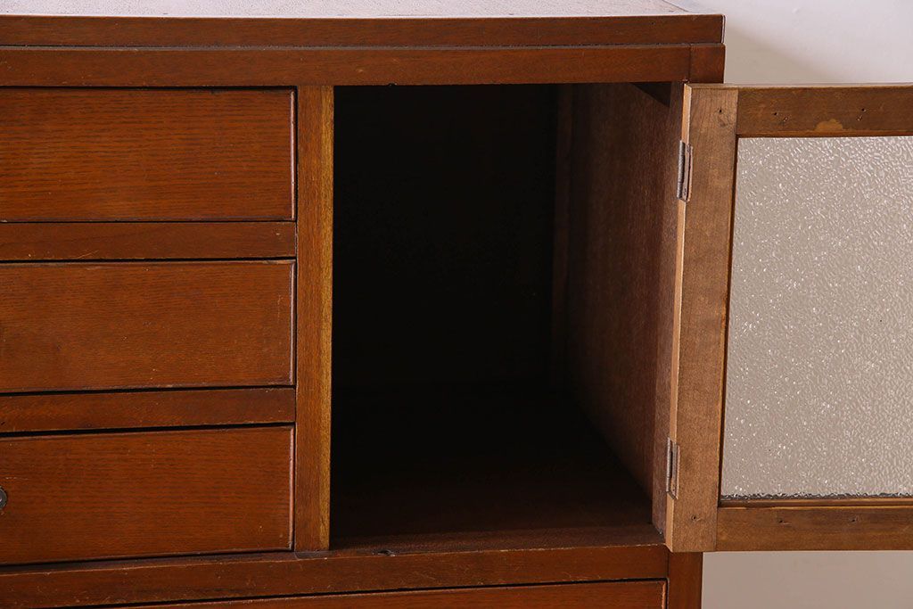 レトロ家具　ダイヤガラス入り! レトロな雰囲気漂う和製アンティークのチェスト