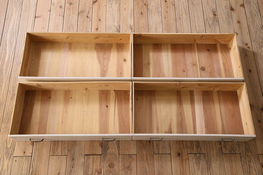 アンティーク家具　アンティークペイント　気泡ガラス入り!　おしゃれなデザインのチェスト