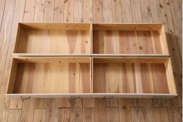 アンティーク家具　アンティークペイント　気泡ガラス入り!　おしゃれなデザインのチェスト