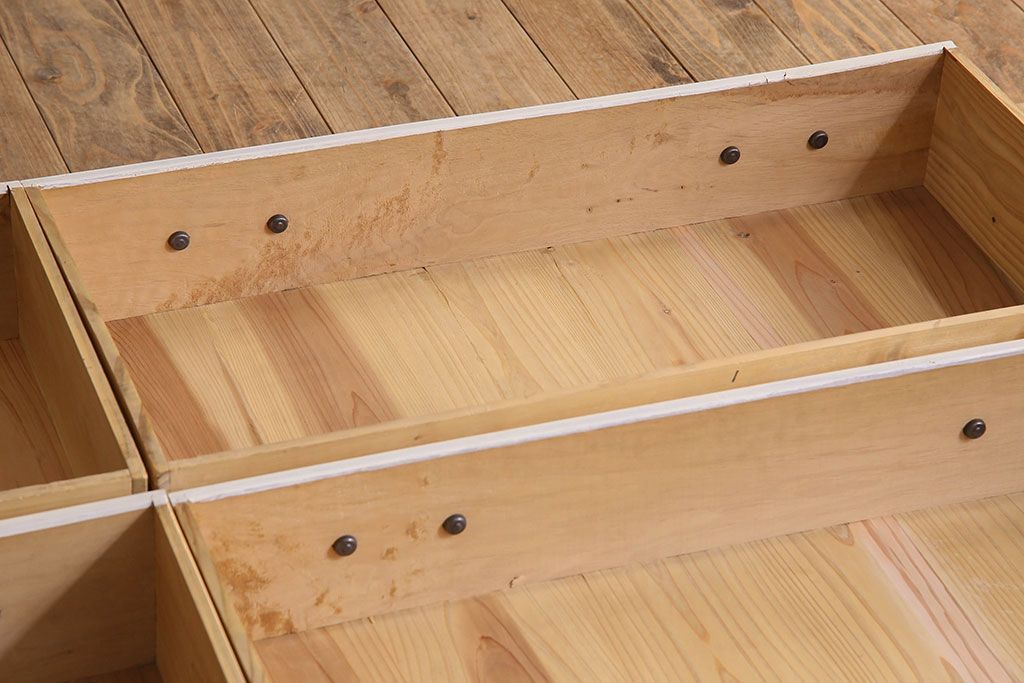 アンティーク家具　アンティークペイント　気泡ガラス入り!　おしゃれなデザインのチェスト