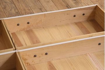 アンティーク家具　アンティークペイント　気泡ガラス入り!　おしゃれなデザインのチェスト