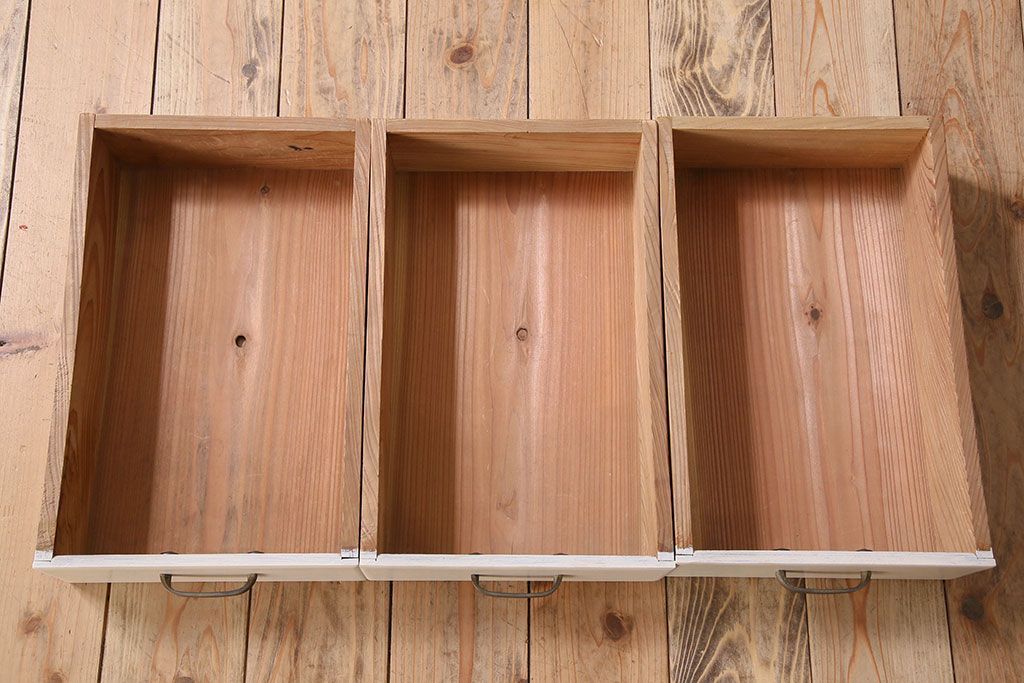 アンティーク家具　アンティークペイント　気泡ガラス入り!　おしゃれなデザインのチェスト