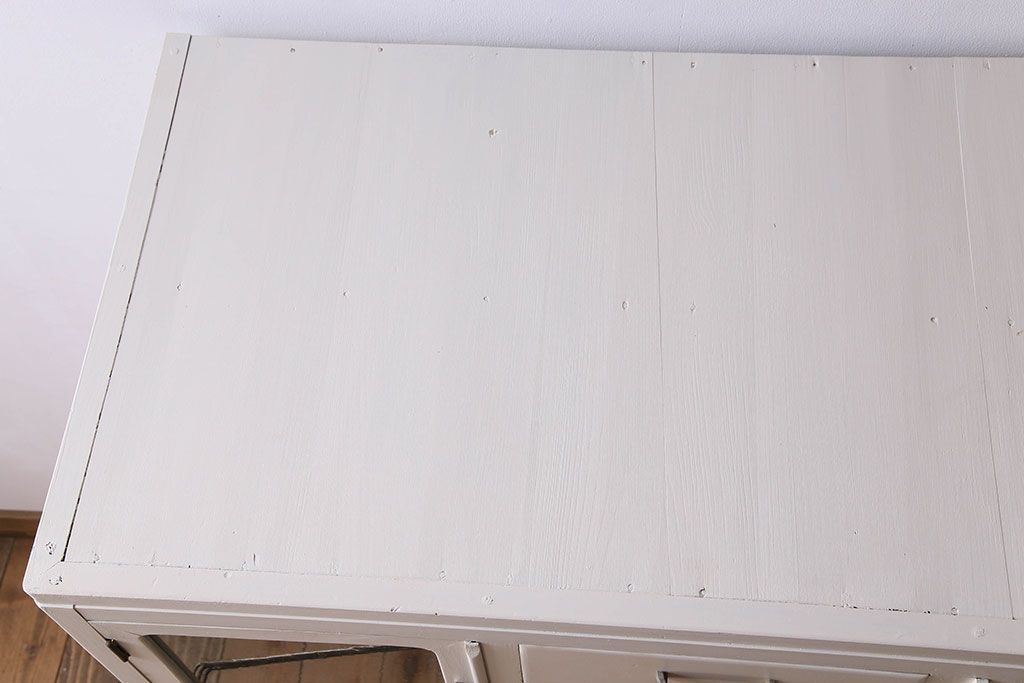 アンティーク家具　アンティークペイント　気泡ガラス入り!　おしゃれなデザインのチェスト