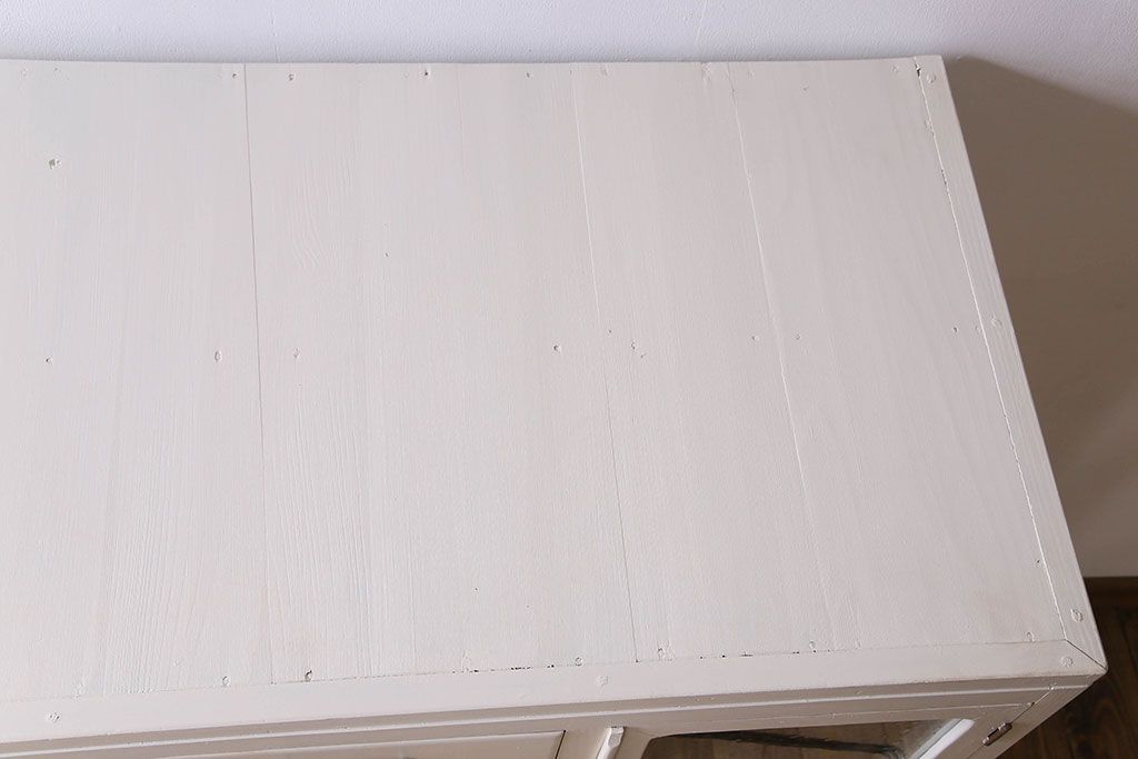 アンティーク家具　アンティークペイント　気泡ガラス入り!　おしゃれなデザインのチェスト