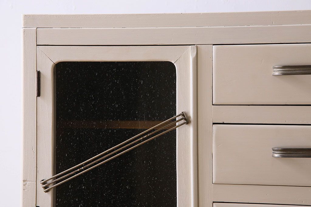 アンティーク家具　アンティークペイント　気泡ガラス入り!　おしゃれなデザインのチェスト