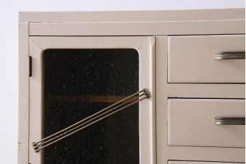 アンティーク家具　アンティークペイント　気泡ガラス入り!　おしゃれなデザインのチェスト