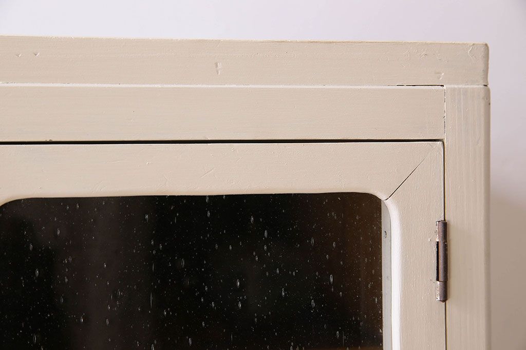 アンティーク家具　アンティークペイント　気泡ガラス入り!　おしゃれなデザインのチェスト