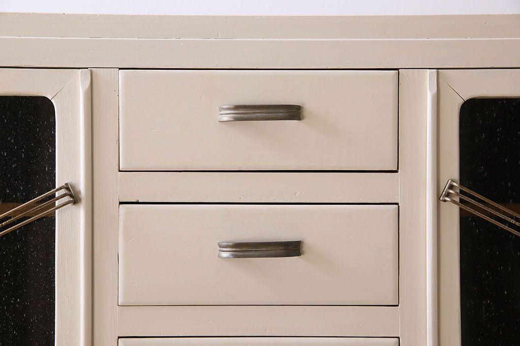 アンティーク家具　アンティークペイント　気泡ガラス入り!　おしゃれなデザインのチェスト