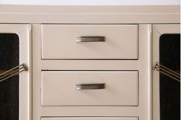 アンティーク家具　アンティークペイント　気泡ガラス入り!　おしゃれなデザインのチェスト