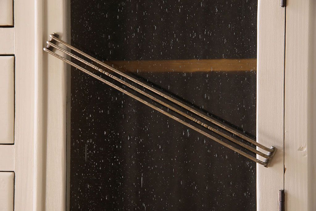 アンティーク家具　アンティークペイント　気泡ガラス入り!　おしゃれなデザインのチェスト