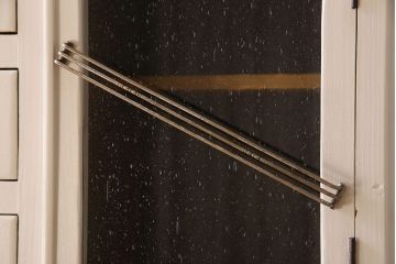 アンティーク家具　アンティークペイント　気泡ガラス入り!　おしゃれなデザインのチェスト