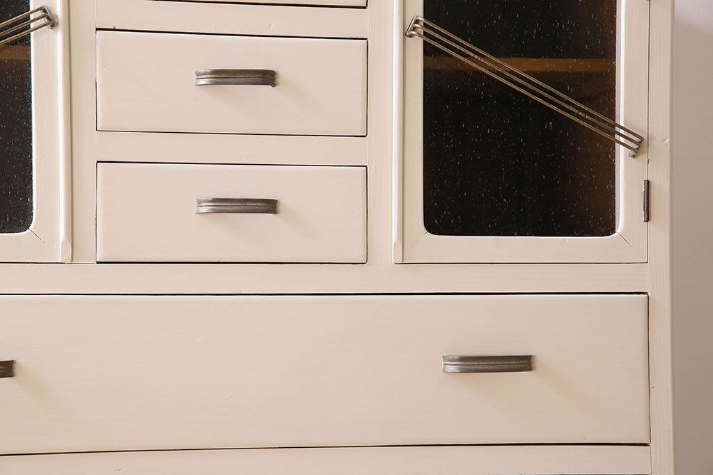 アンティーク家具　アンティークペイント　気泡ガラス入り!　おしゃれなデザインのチェスト