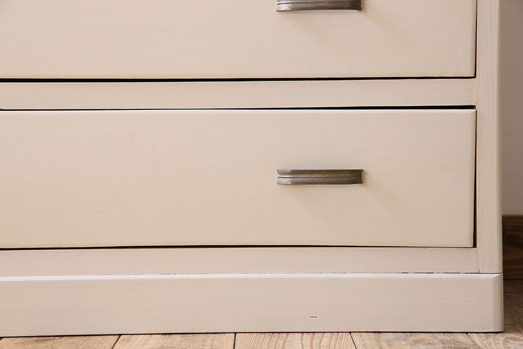 アンティーク家具　アンティークペイント　気泡ガラス入り!　おしゃれなデザインのチェスト