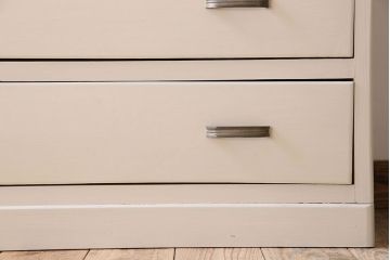 アンティーク家具　アンティークペイント　気泡ガラス入り!　おしゃれなデザインのチェスト