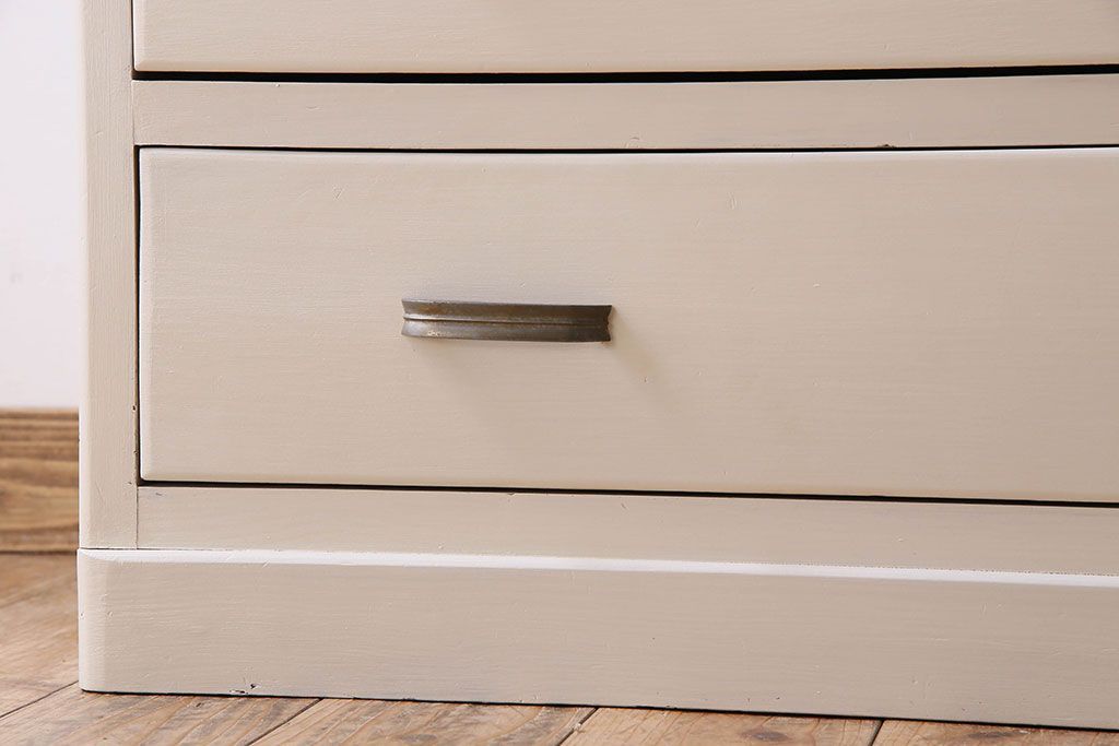 アンティーク家具　アンティークペイント　気泡ガラス入り!　おしゃれなデザインのチェスト