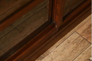 アンティーク家具　和製アンティーク　タモ材使用! ガラス引き戸の和モダンな横長特大収納棚