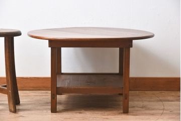 レトロ家具　昭和レトロ　シンプルなデザインの丸型アンティークカフェテーブル