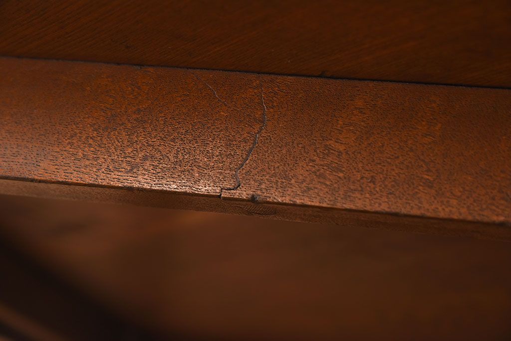 レトロ家具　昭和レトロ　シンプルなデザインの丸型アンティークカフェテーブル