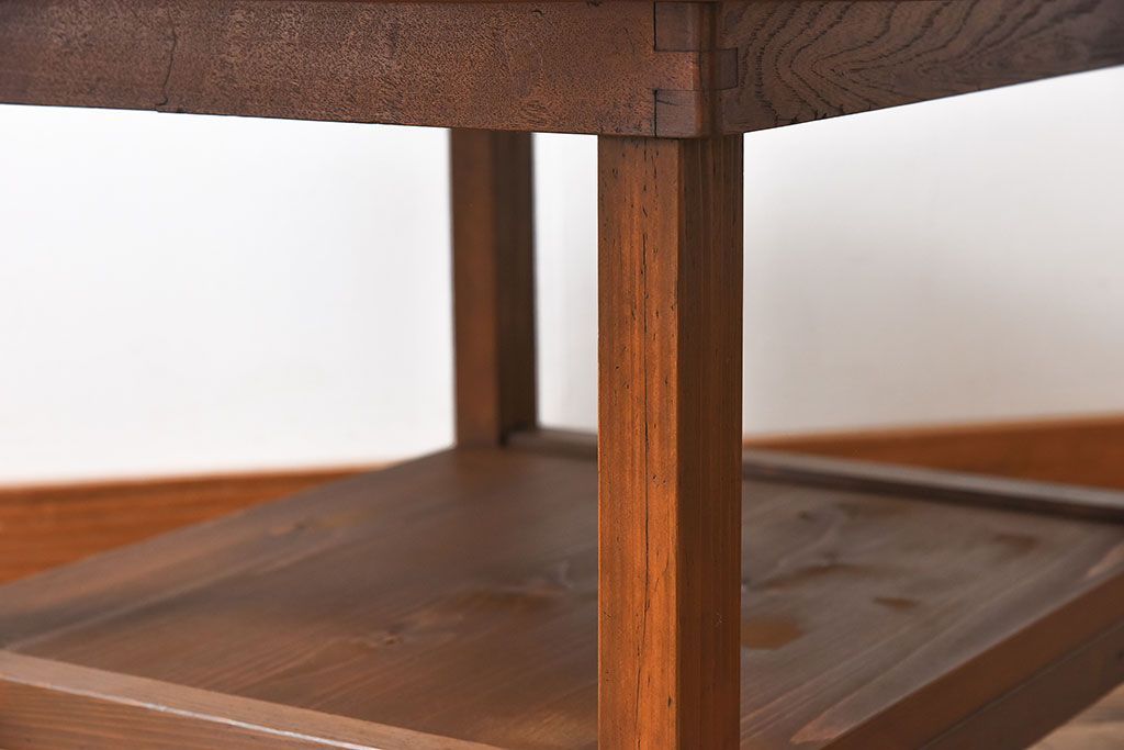 レトロ家具　昭和レトロ　シンプルなデザインの丸型アンティークカフェテーブル